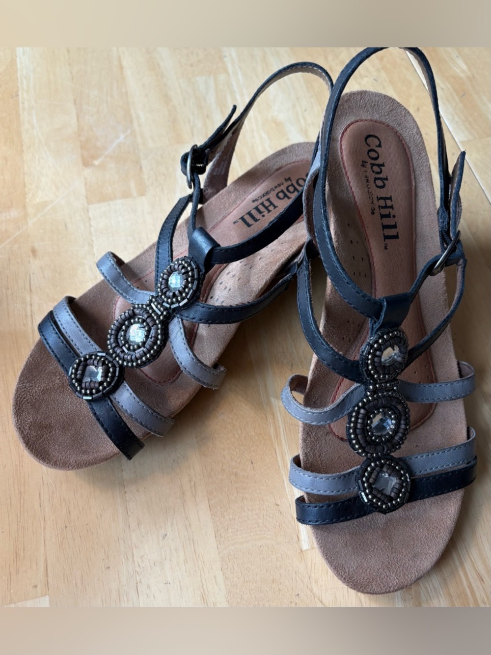Cobb Hill NWOT “Hannah” Multi-Tonal Black/Gray Strappy Beaded Medallion Sandal 8 - Picture 5 of 10